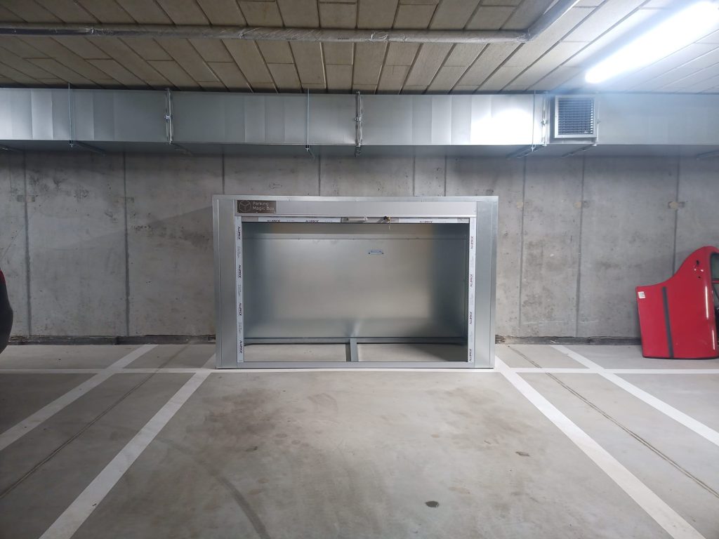 Przechowywanie rzeczy w garażu podziemnym w szafie garażowej