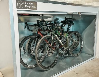 Przechowywanie kasków rowerowych w boksach garażowych